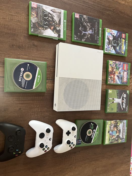 Vand/Schimb Xbox one s 600gb+8 jocuri+ 3 controllere