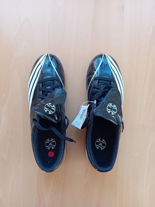 Нови бутонки Adidas, номер 38 за 55 лв.