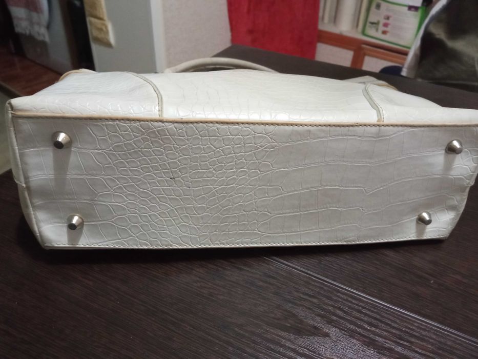 Сумки женские белого и синего цветов