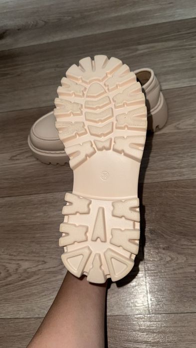 Продам ботинки новый