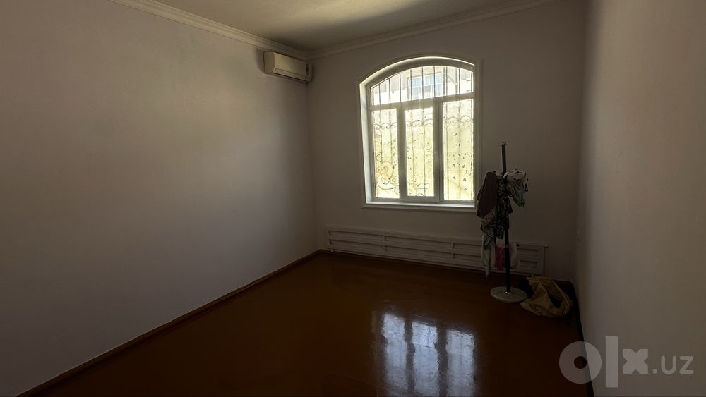 Uchaska Eski 16 yillikda 6 sotix 5 ta xona + oshxona + 2 ta sanuzel