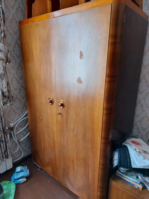гардероб от орехово дърво от 1960 г.