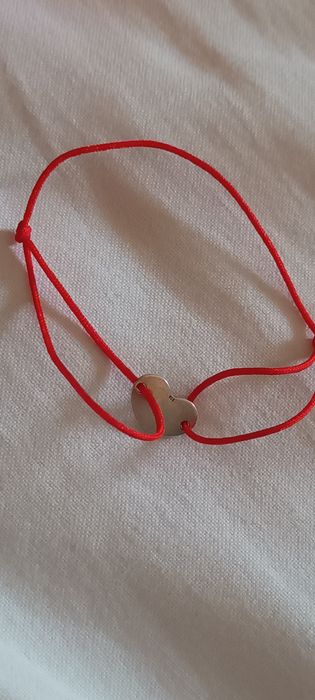Bratara cu snur rosu in forma de inimioara