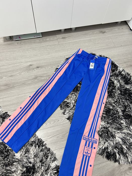 Vand pantaloni adidas noi cu eticheta