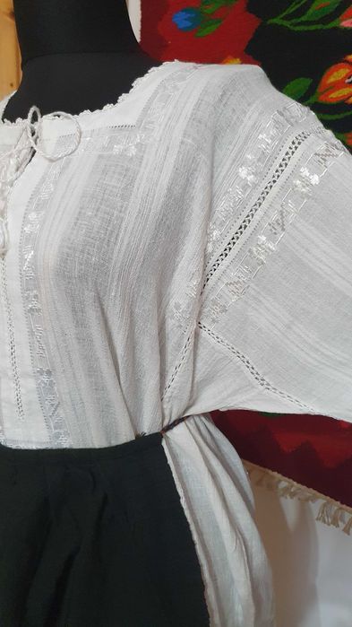 Costum popular (ie/camasa cu poale, sort/zadie/catrinta/boscea)