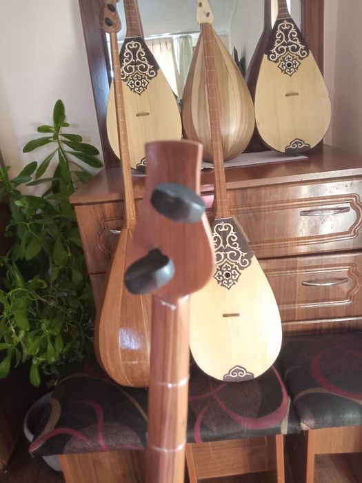 Домбыра сатамын.