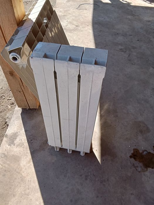 vând două calorifere din aluminiu o ușă  de metal  și Janse din aluminiu de Duster