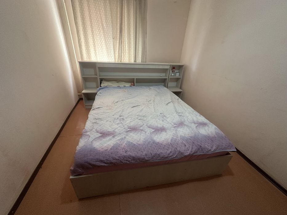 Двухспальная кровать без матраса