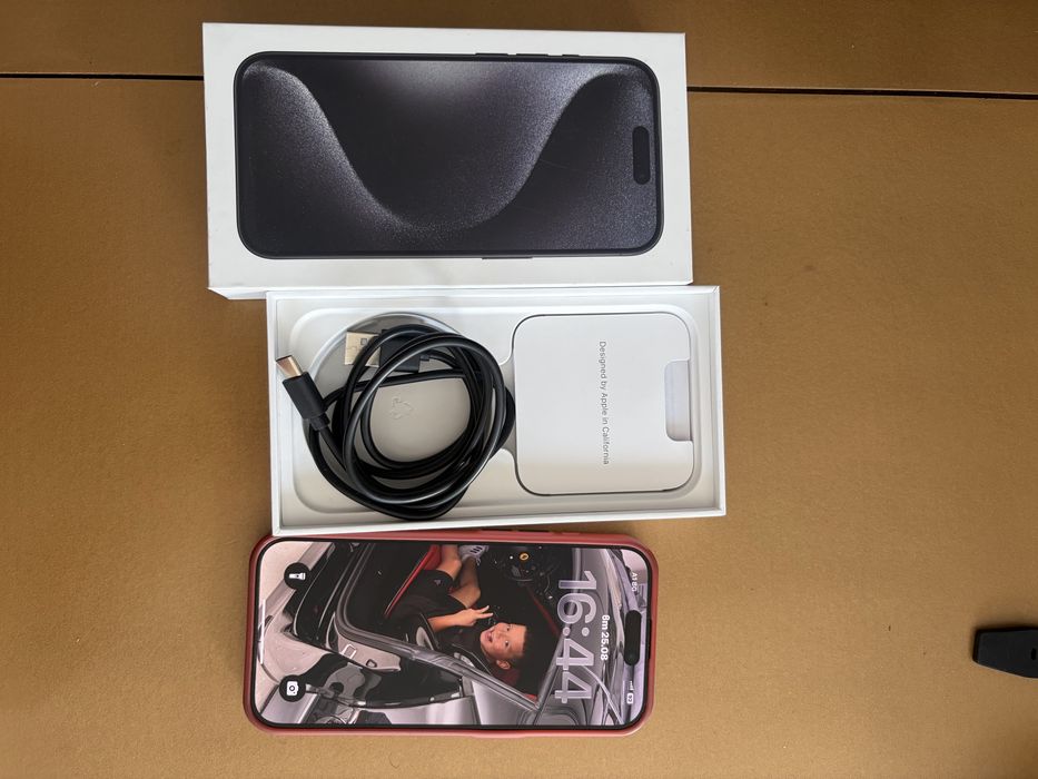 Продавам Iphone 15 Pro Black Titanium