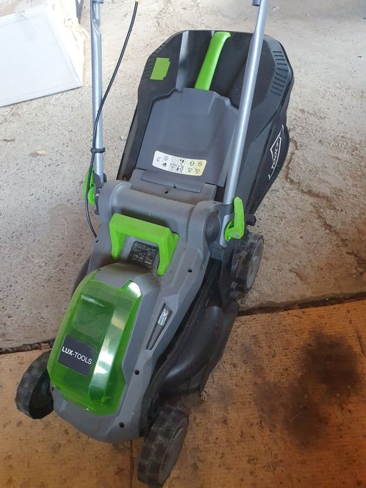 Vând mașină de tuns iarba pe acumulatori LuxTools