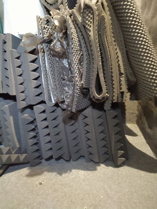 Продавам звукоизолация тип пирамида