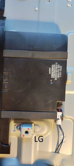 телевизор 50 инча с пукнатa матрицa LG 50LF652V