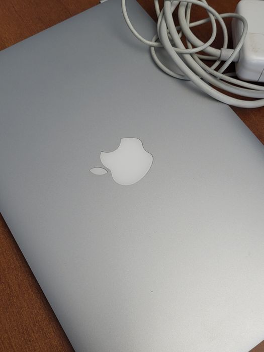 Macbook Air 2011 13"  i5, 4gb RAM, 128gb SSD, functional + incarcator