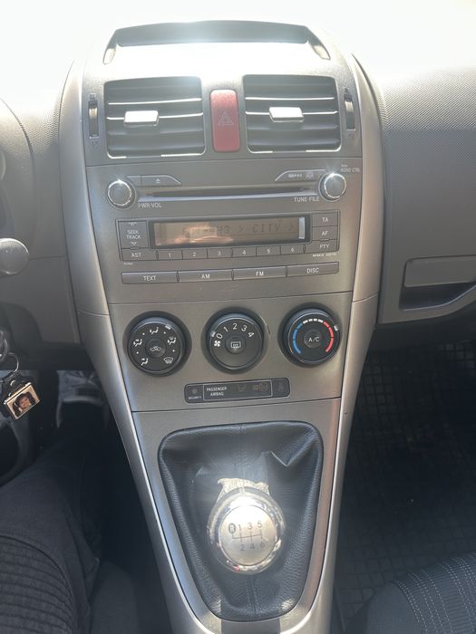 Тойота Аурис 1.8