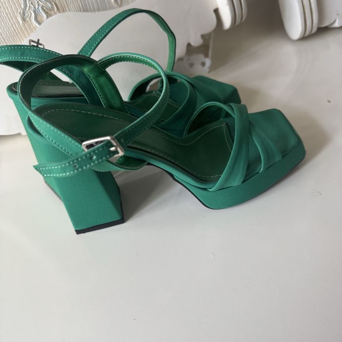 Продам босоножки