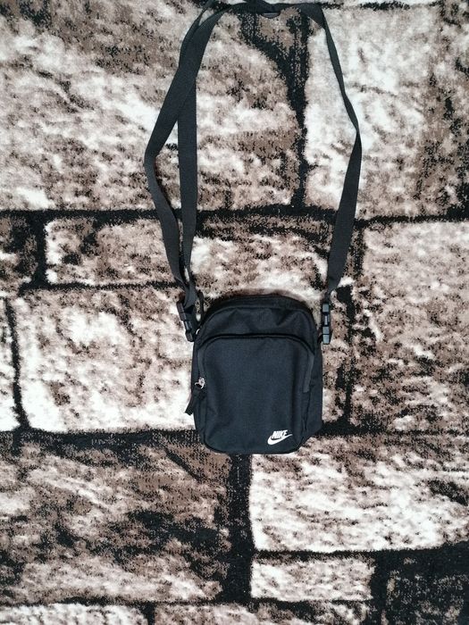 Vând geantă mica Nike