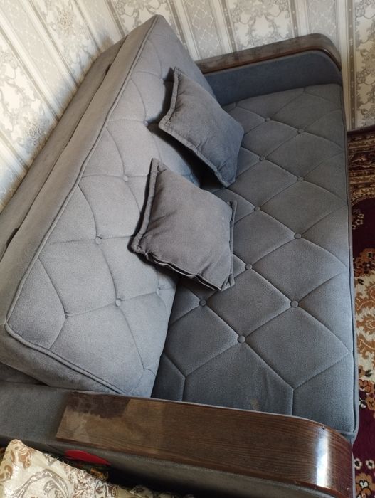 Divan sotiladi yangidek yaqinda olingan kelishtirib bervoraman