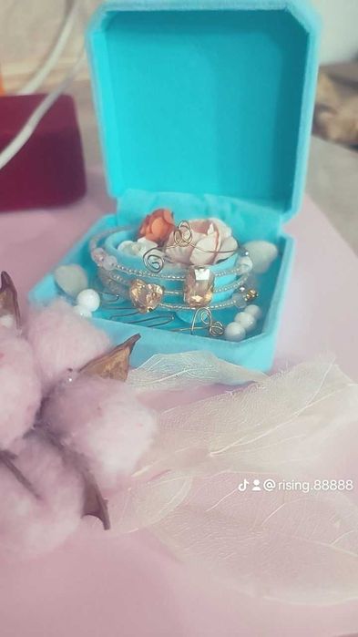 Гривна единствена със скъпоценни камъни