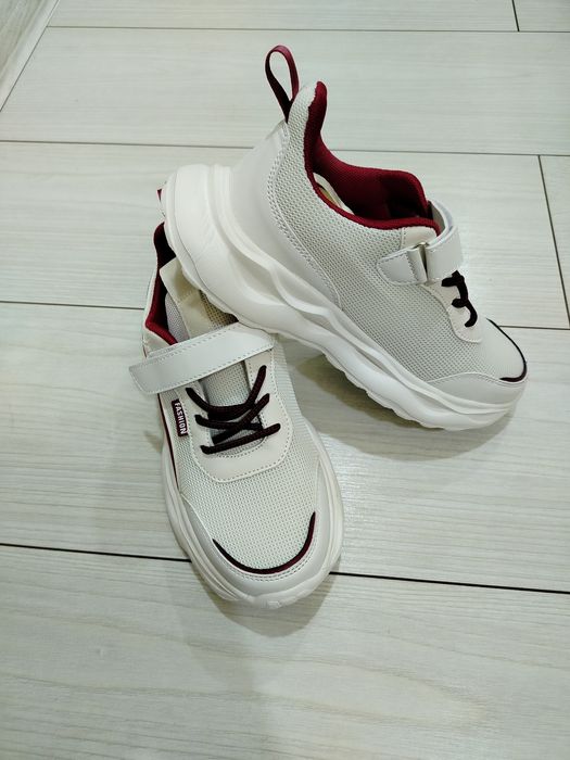 Продам женские кроссовки