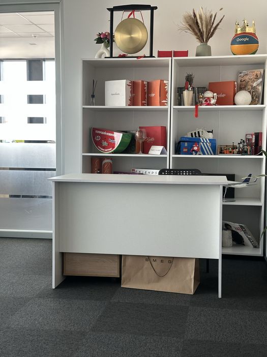 Белые офисные столы