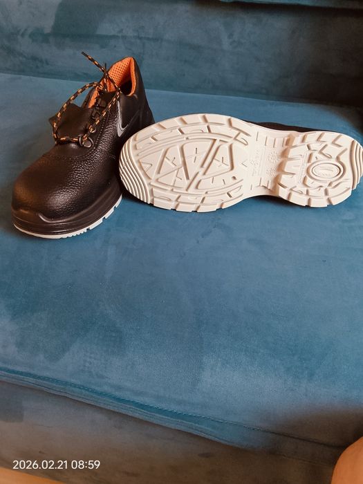 Продам ботинки  ( спец обувь)