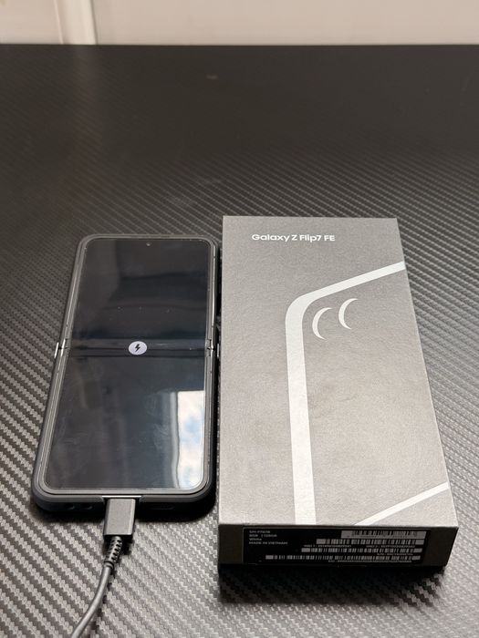 Samsung Galaxy Z Flip6 (128GB / 8GB) – Като Нов, Пълен Комплект + Зарядно+Калъф!
