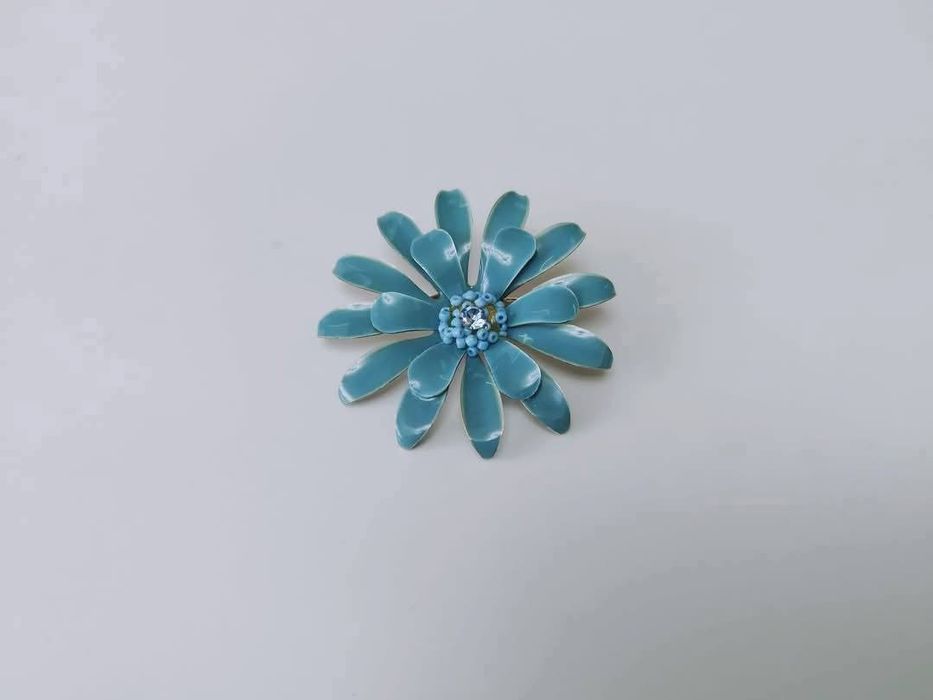 Veche brosa in forma de floare din email, placata cu argint, anii 50-6