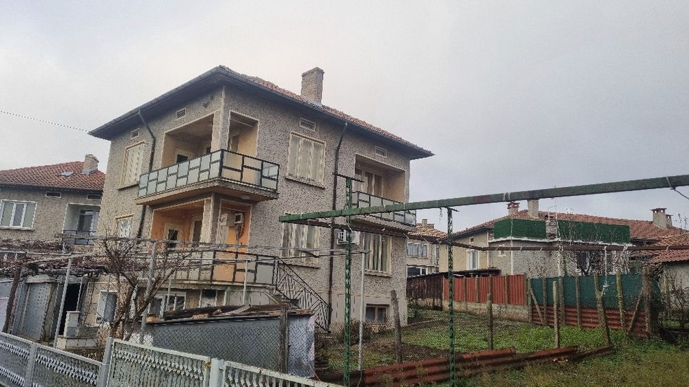 Продавам три етажна къща