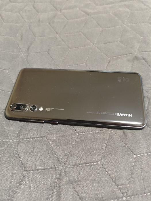 Продавам Huawei P20 PRO