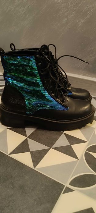 Елегантни дамски боти