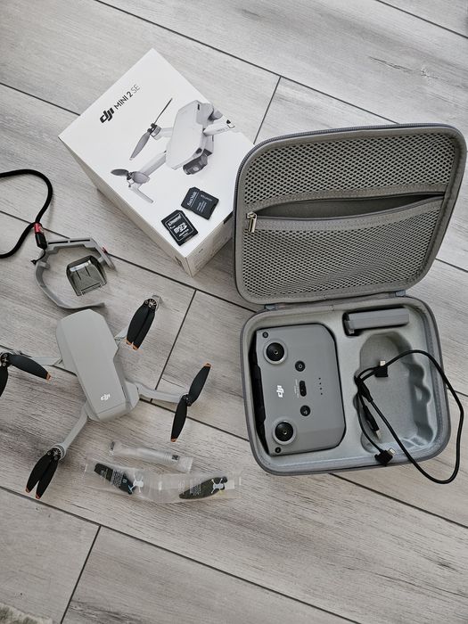 Drona DJI mini 2 SE + husa și accesorii