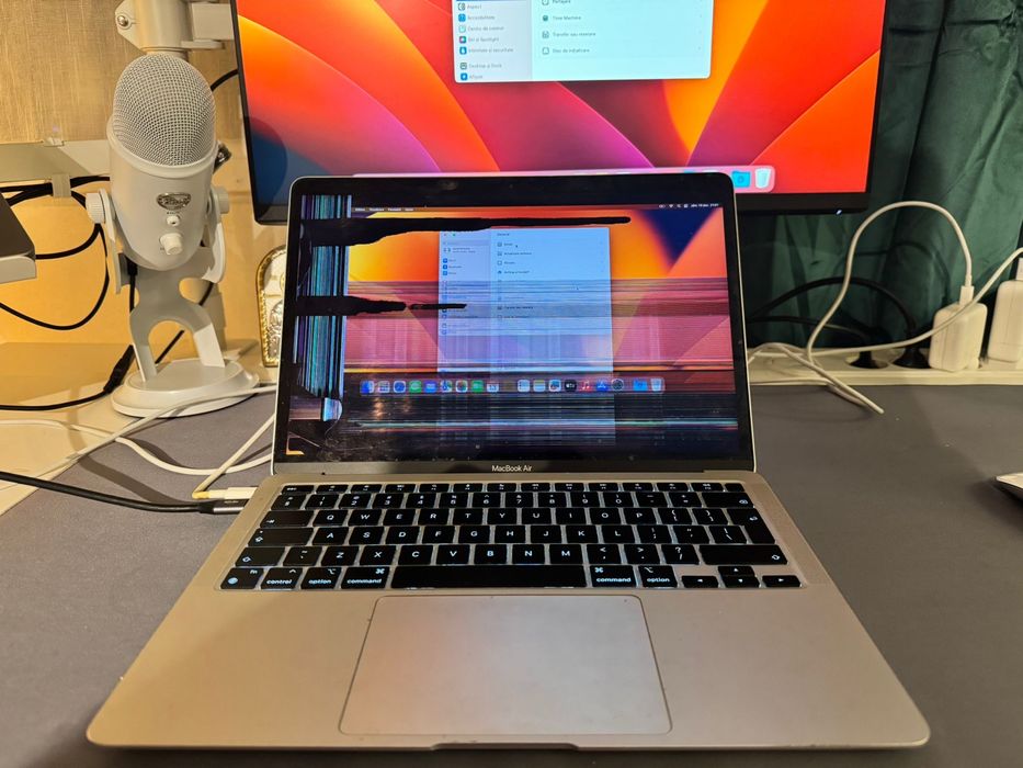Macbook air m1 2020, full functional, display stricat