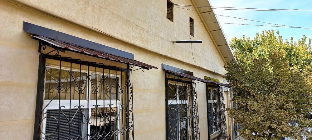 Устанавливаем над оконных козырьков и роликов для сушки белья