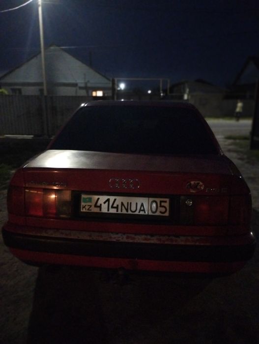 Ауди (100) 2.3  қызыл