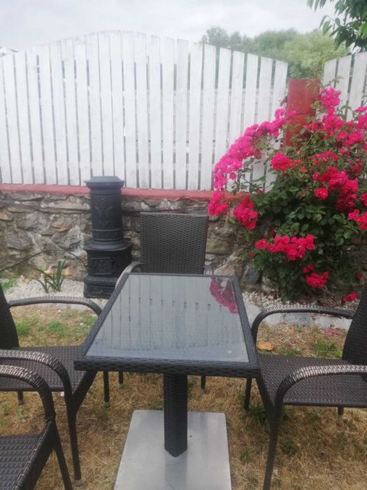 Scaune și mese de vânzare