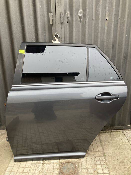 Задна лява врата за Tойота Aвенсис Комби/Toyota avensis T25 03-08г