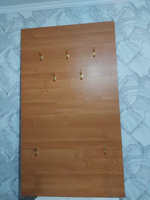 Вешалка для вещей в прихожей