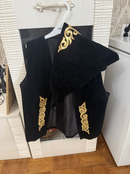 Продам жилетку на мальчика