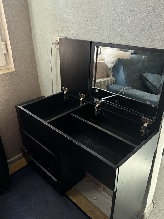 Тумбочка туалетный столик