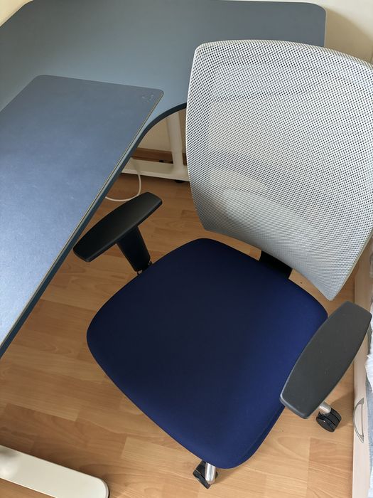 Немски офис стол с тилт механизъм и меки колелца за твърд под