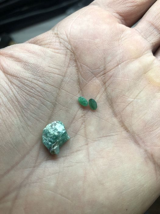 Цирконии,изумруд