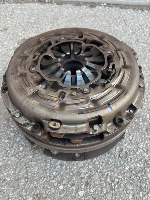 Комплект съединител с демпферен маховик