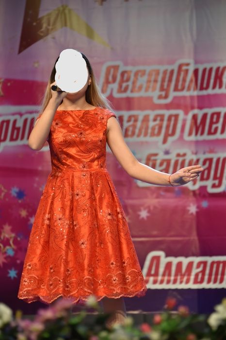 Продам  платье на 10- 12  лет б/у