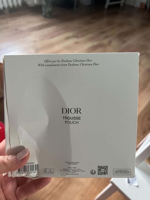 Нов кръгъл козметичен несесер DIOR с пеперуди
