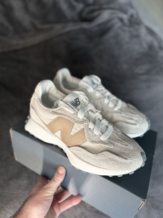 New Balance 327 gri deschis cu logo bej piele intoarsa marimea 40 noi