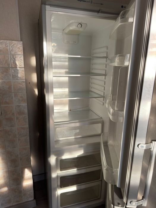 LG холодильник поодам