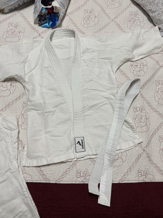Продам кимоно для каратэ/дзюдо для мальчика