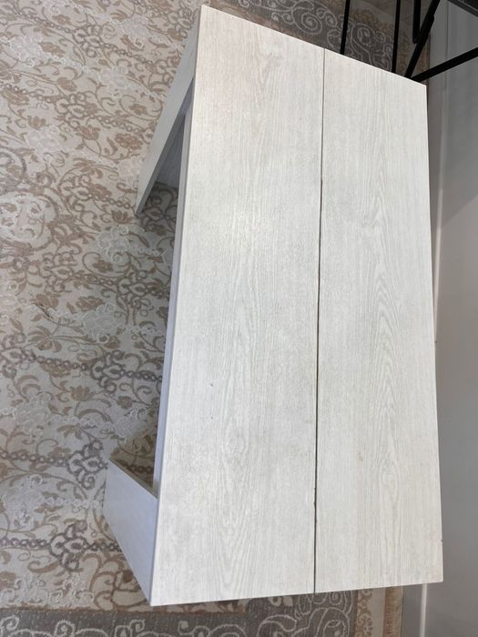 Продам стол и шкафы