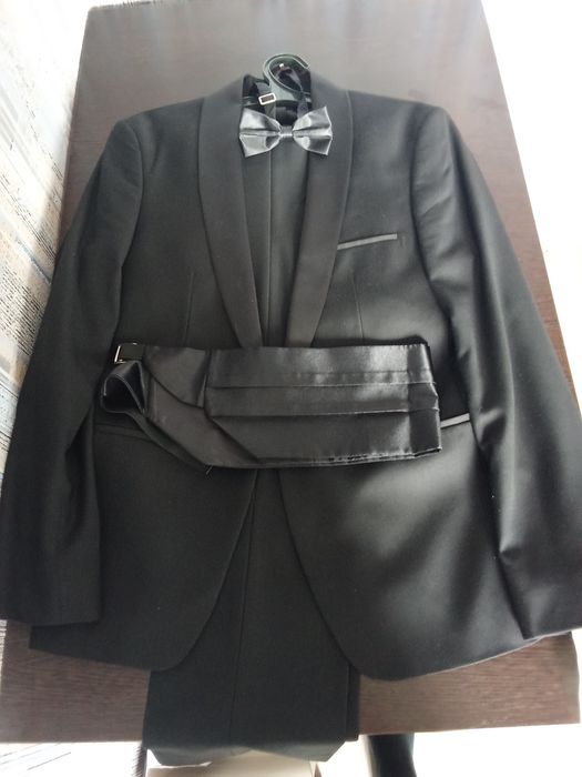 Смокинг,рубашка,бабочка,пояс