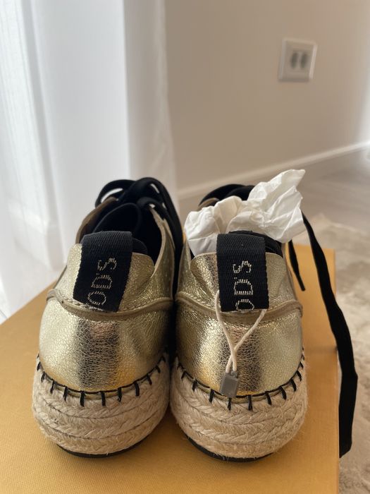 Vând papuci aurii Tod’s, marimea 34,5 NOI cu eticheta si cutie proprie